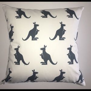 18 x 18" Kangaroo Grey / White NEW